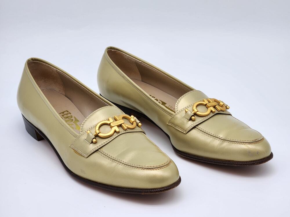Salvatore Ferragamo Gold Tone Leather Gianci Buckle Loafers Ladies 8AA Narrow